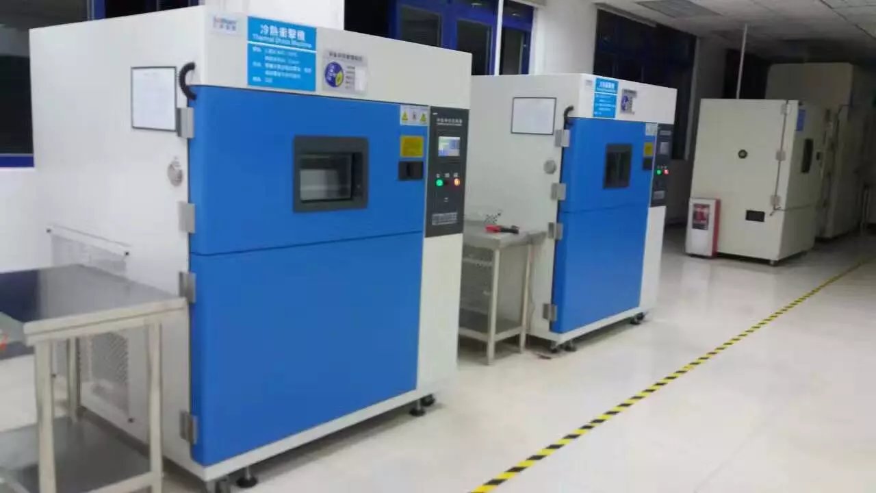 ​二台冷热冲击试验箱现场安装水塔，交机培训